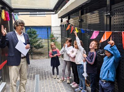 Prof. Ludger Pesch mit Kindern