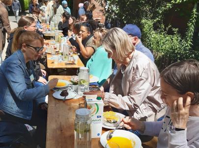 Mittagessen für die angereisten Teilnehmer*innen - Zeit zum Ankommen und Austauschen