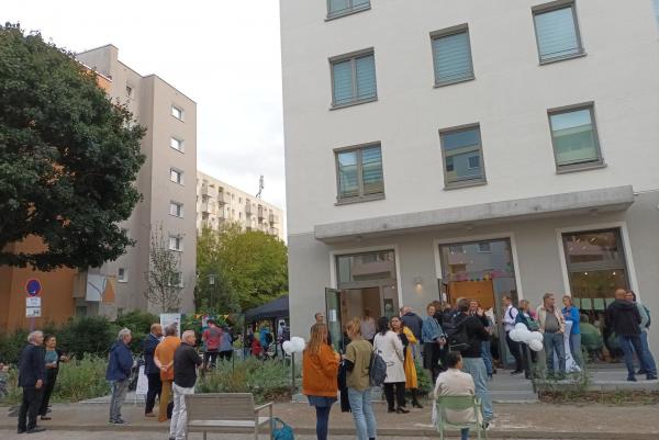 Strassenansicht Nachbarschaftszentrum mit Gästen 