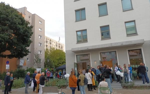 Strassenansicht Nachbarschaftszentrum mit Gästen 